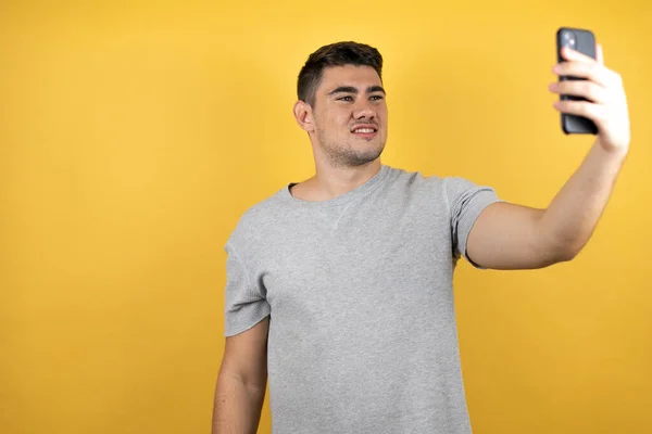 Junger Gutaussehender Mann Einem Lässigen Shirt Vor Isoliertem Gelben Hintergrund — Stockfoto