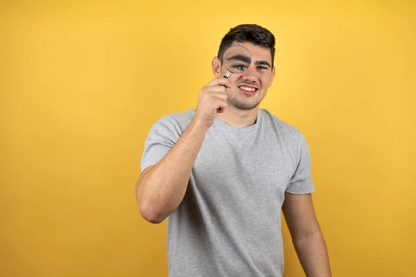 Jonge Knappe Man Draagt Een Casual Shirt Geïsoleerde Gele Achtergrond — Stockfoto