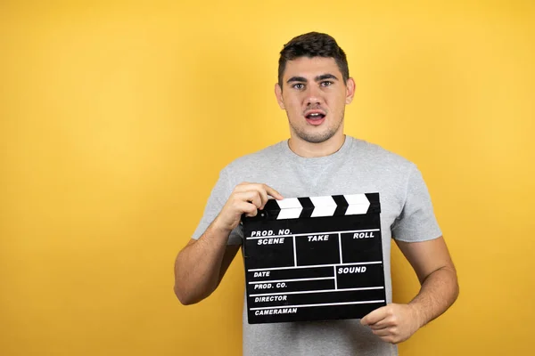 Joven Hombre Guapo Con Una Camiseta Casual Sobre Fondo Amarillo — Foto de Stock