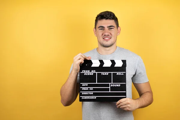 Jovem Homem Bonito Vestindo Uma Camiseta Casual Sobre Fundo Amarelo — Fotografia de Stock