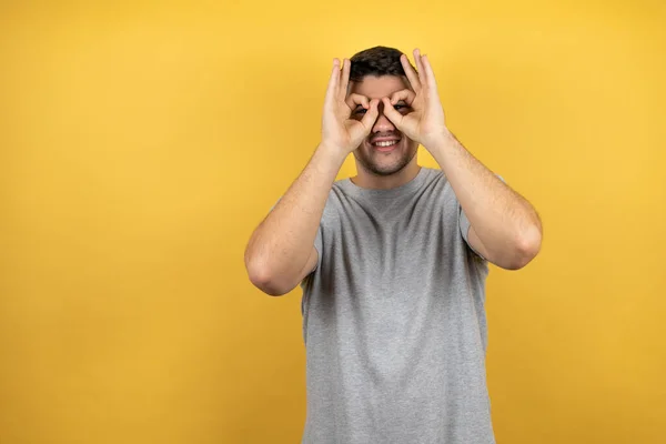 Jonge Knappe Man Draagt Een Casual Shirt Geïsoleerde Gele Achtergrond — Stockfoto