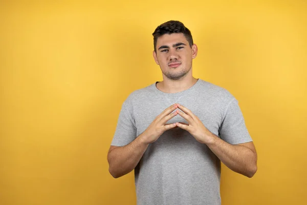 Joven Hombre Guapo Con Una Camiseta Casual Sobre Fondo Amarillo — Foto de Stock