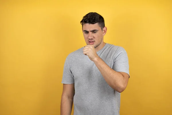 Junger Gutaussehender Mann Trägt Ein Lässiges Shirt Vor Isoliertem Gelben — Stockfoto