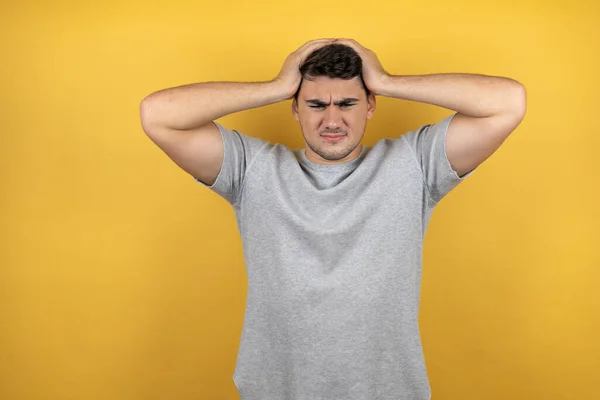 Jonge Knappe Man Draagt Een Casual Shirt Geïsoleerde Gele Achtergrond — Stockfoto