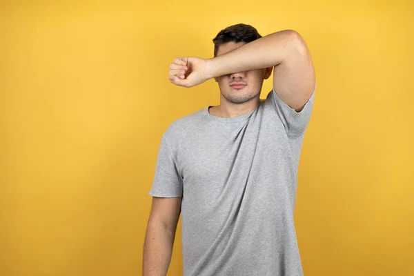 Jonge Knappe Man Draagt Een Casual Shirt Geïsoleerde Gele Achtergrond — Stockfoto