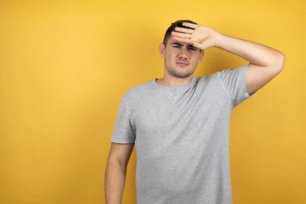 Jonge Knappe Man Met Een Casual Shirt Geïsoleerde Gele Achtergrond — Stockfoto