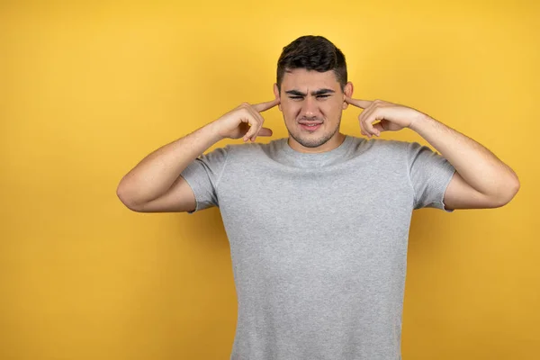 Jonge Knappe Man Draagt Een Casual Shirt Geïsoleerde Gele Achtergrond — Stockfoto