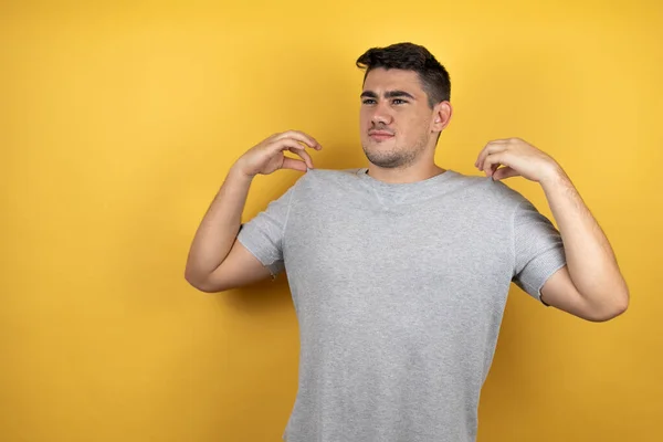 Jonge Knappe Man Draagt Een Casual Shirt Geïsoleerde Gele Achtergrond — Stockfoto