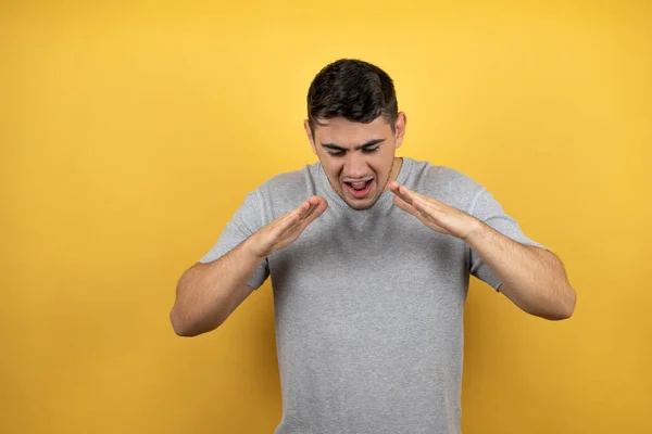 Jonge Knappe Man Draagt Een Casual Shirt Geïsoleerde Gele Achtergrond — Stockfoto