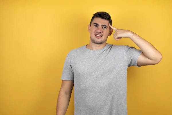 Junger Gutaussehender Mann Einem Lässigen Shirt Vor Isoliertem Gelben Hintergrund — Stockfoto