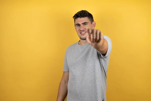 Homem Bonito Jovem Vestindo Uma Camiseta Casual Sobre Fundo Amarelo — Fotografia de Stock