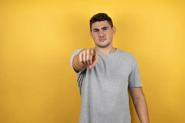 Jovem Homem Bonito Vestindo Uma Camiseta Casual Sobre Fundo Amarelo — Fotografia de Stock