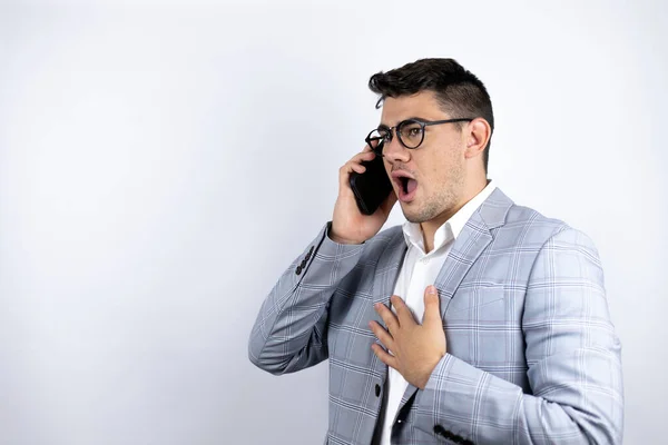 Geschäftsmann Lässigem Hemd Vor Weißem Hintergrund Telefoniert Mit Besorgtem Gesichtsausdruck — Stockfoto
