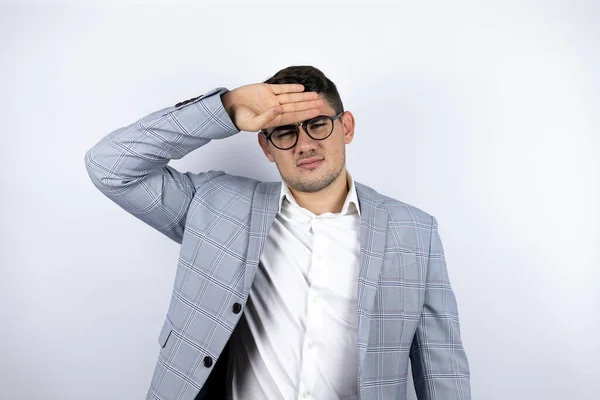Geschäftsmann Lässigem Hemd Vor Weißem Hintergrund Stirn Berühren Bei Krankheit — Stockfoto