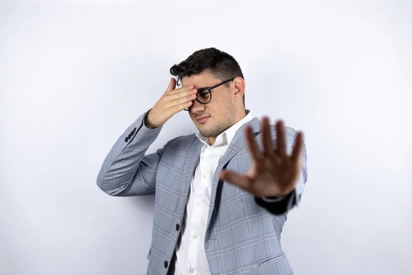 Zakelijke Jongeman Draagt Een Casual Shirt Witte Achtergrond Bedekken Ogen — Stockfoto