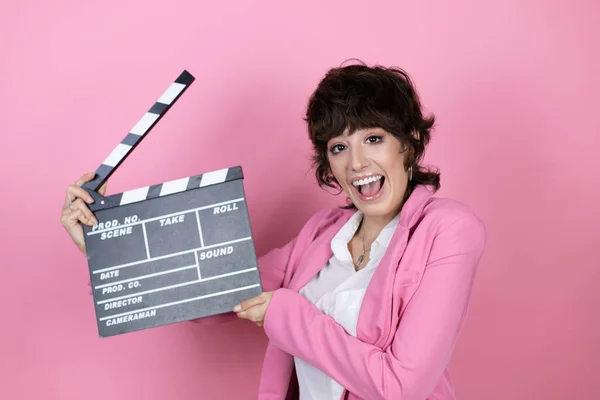 Jeune Femme Affaires Sur Fond Rose Isolé Tenant Clapperboard Très — Photo