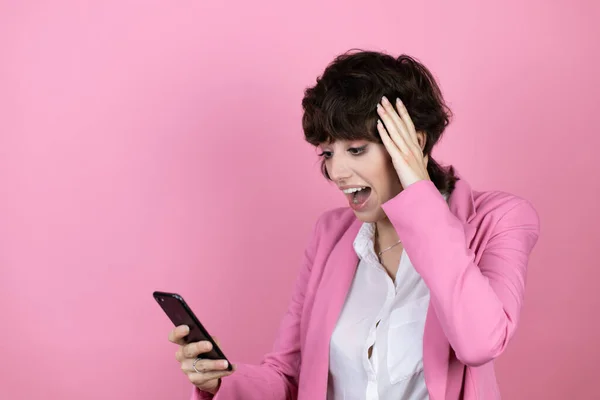 Ung Affärskvinna Över Isolerade Rosa Bakgrund Chatta Telefon Med Ett — Stockfoto