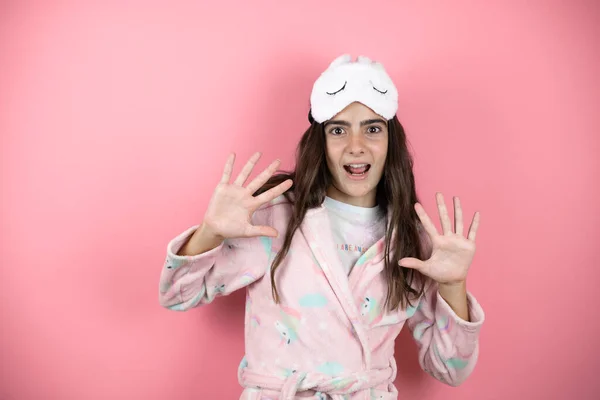 Pembe Arka Planda Pijama Uyku Maskesi Takan Güzel Bir Kız — Stok fotoğraf