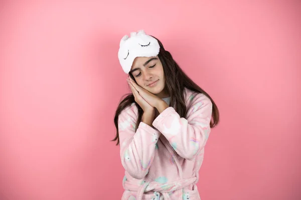 Csinos Lány Visel Pizsama Alvás Maszk Felett Rózsaszín Háttér Alszik — Stock Fotó