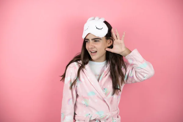 Όμορφο Κορίτσι Φοράει Πιτζάμες Και Μάσκα Ύπνου Πάνω Από Ροζ — Φωτογραφία Αρχείου