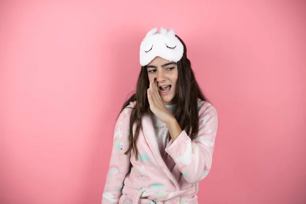 Chica Bonita Con Pijama Máscara Para Dormir Sobre Fondo Rosa — Foto de Stock