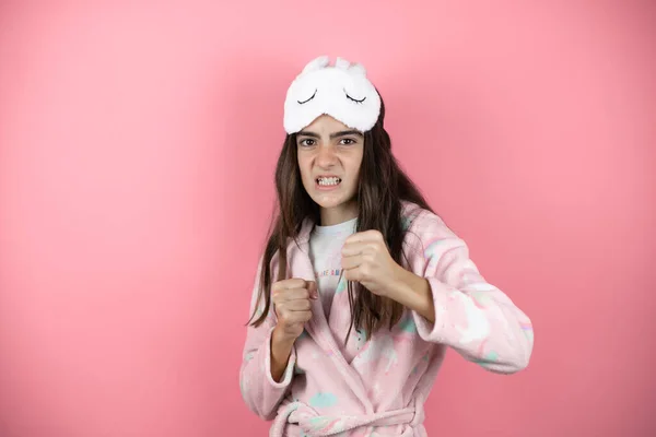 Menina Bonita Vestindo Pijama Máscara Sono Sobre Fundo Rosa Fazendo — Fotografia de Stock