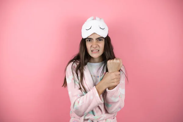 Pembe Arka Planda Pijama Uyku Maskesi Takan Güzel Bir Kız — Stok fotoğraf