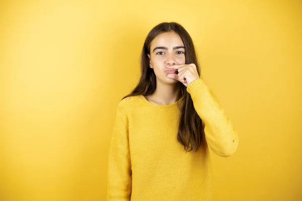 Menina Bonita Vestindo Uma Camisola Amarela Sobre Boca Fundo Amarelo — Fotografia de Stock
