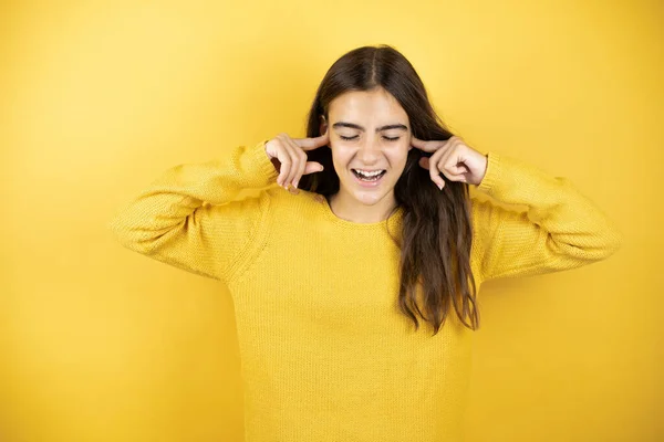 Pretty Girl Wearing Yellow Sweater Standing Isolated Yellow Background Covering — Zdjęcie stockowe
