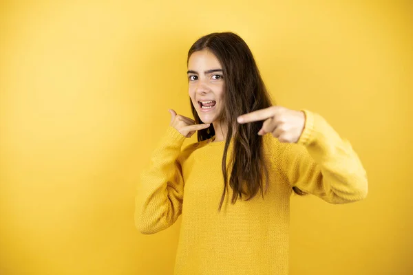 Menina Bonita Vestindo Uma Camisola Amarela Sobre Fundo Amarelo Isolado — Fotografia de Stock