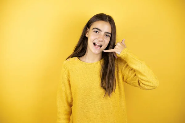 Menina Bonita Vestindo Uma Camisola Amarela Sobre Fundo Amarelo Isolado — Fotografia de Stock