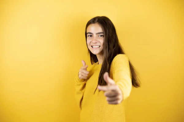 Menina Bonita Vestindo Uma Camisola Amarela Sobre Fundo Amarelo Isolado — Fotografia de Stock