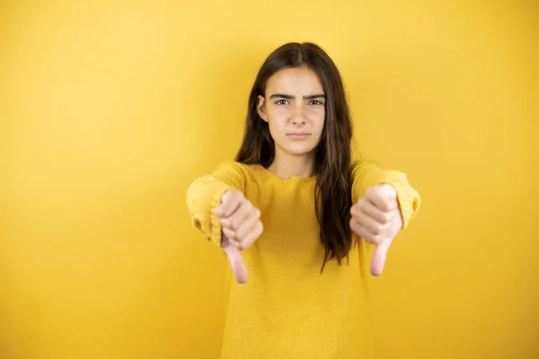 Pretty Girl Wearing Yellow Sweater Standing Isolated Yellow Background Angry — Stock Fotó