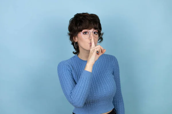 Jonge Blanke Vrouw Geïsoleerde Blauwe Achtergrond Vraagt Stil Zijn Met — Stockfoto