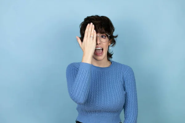 Young Caucasian Woman Isolated Blue Background Covering One Eye Hand — Stock Fotó