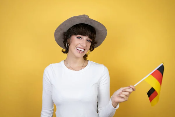 Young Caucasian Woman Wearing Hat Isolated Yellow Background Smiling Holding — Stock fotografie