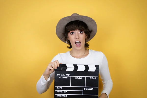 Mulher Branca Jovem Usando Chapéu Sobre Fundo Amarelo Isolado Segurando — Fotografia de Stock