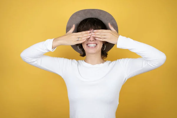 Mulher Caucasiana Jovem Usando Chapéu Sobre Fundo Amarelo Isolado Cobrindo — Fotografia de Stock