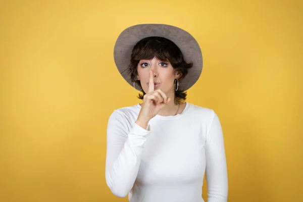 Zole Edilmiş Sarı Arka Planda Şapkalı Beyaz Bir Kadın Sessiz — Stok fotoğraf