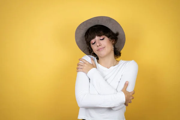 Zole Edilmiş Sarı Arka Planda Şapka Takan Genç Beyaz Kadın — Stok fotoğraf