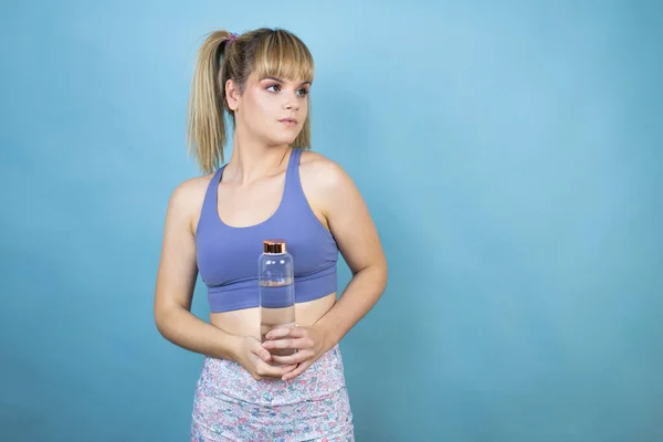 Ung Vacker Kvinna Bär Sportkläder Håller Flaska Vatten Över Isolerad — Stockfoto