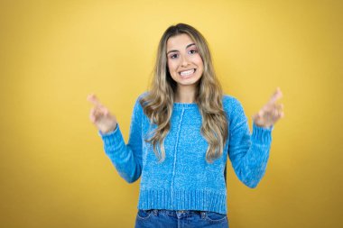 Sarı arka planda duran uzun saçlı güzel sarışın kadın umut ve bakışlarla bana gülümsedi.