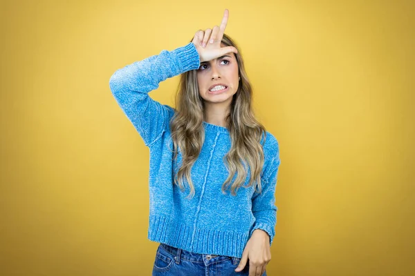 Hübsche Blonde Frau Mit Langen Haaren Die Vor Gelbem Hintergrund — Stockfoto