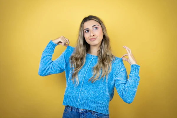 Bella Donna Bionda Con Capelli Lunghi Piedi Sfondo Giallo Che — Foto Stock