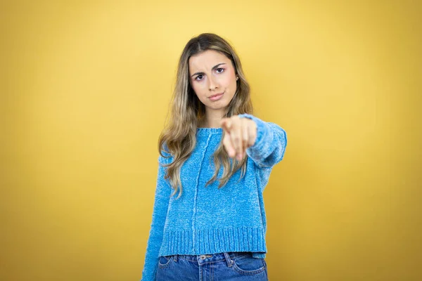 Hübsche Blonde Frau Mit Langen Haaren Die Vor Gelbem Hintergrund — Stockfoto