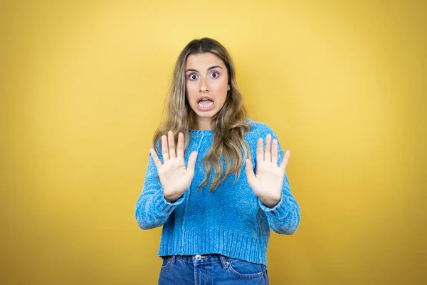 Mujer Rubia Bonita Con Pelo Largo Pie Sobre Fondo Amarillo — Foto de Stock