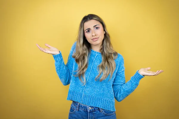 Mulher Loira Bonita Com Cabelos Longos Sobre Fundo Amarelo Sem — Fotografia de Stock