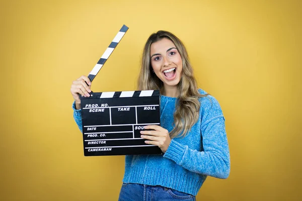 Pretty Blonde Woman Long Hair Standing Yellow Background Holding Clapperboard — Stock Photo, Image