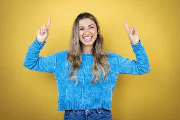 Bella Donna Bionda Con Capelli Lunghi Piedi Sfondo Giallo Sorridente — Foto Stock