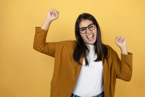 Ung Vacker Kvinna Bär Kavaj Över Isolerad Gul Bakgrund Mycket — Stockfoto